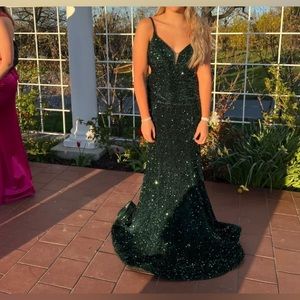 2023 Emerald Green Prom Dress